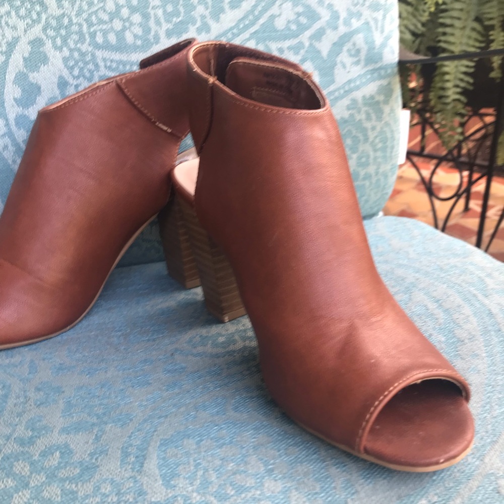 Chinese Laundry Open Toe Stacked Heel Sandal
